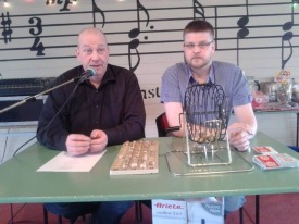 Bingóstjórarnir rúlla kúlum svo úr verða vinningar.