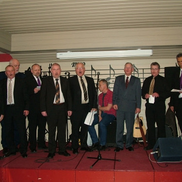 Fyrsti bassi tekur á því