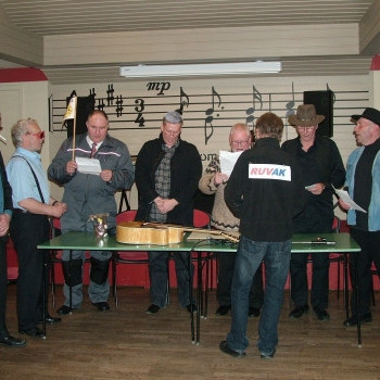 Annar bassi gerir grín að stjórninni