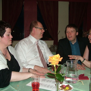 Hólmkell og Siggi tala við konur sínar