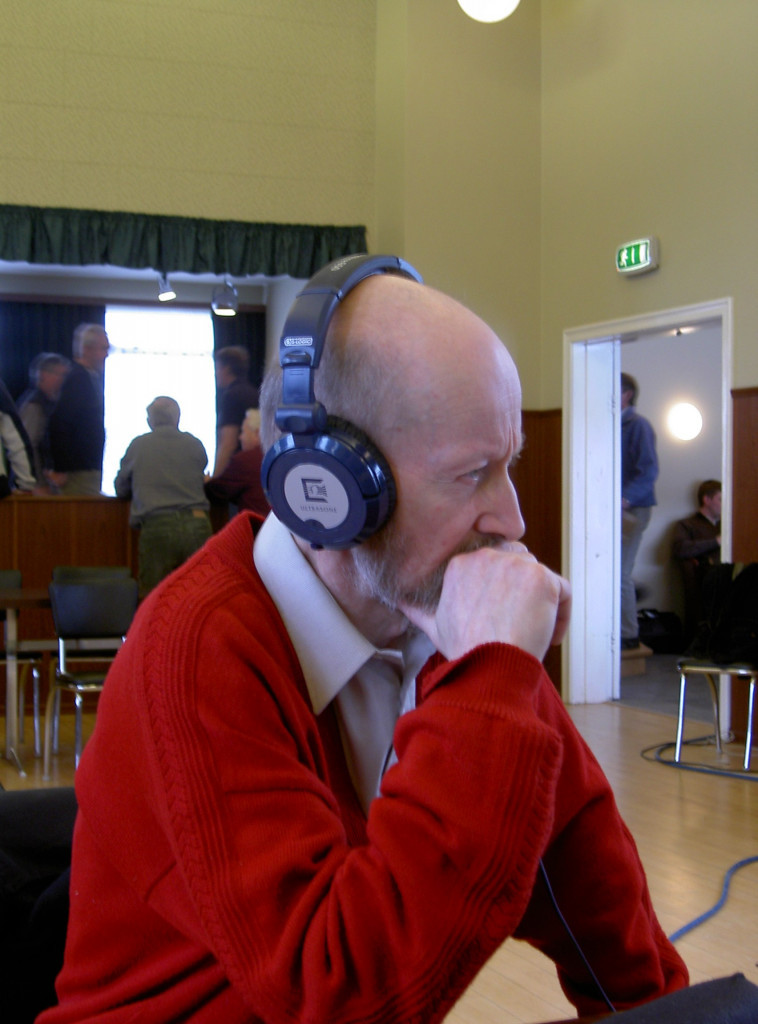 Jóhannes Gísla að hlusta á ósköpin