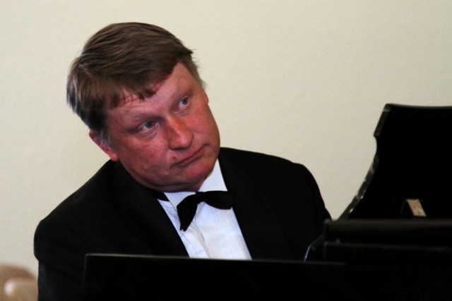 Jaan Alavere á píanóinu