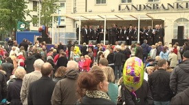 Sungið á Ráðhústorgi 17. júní