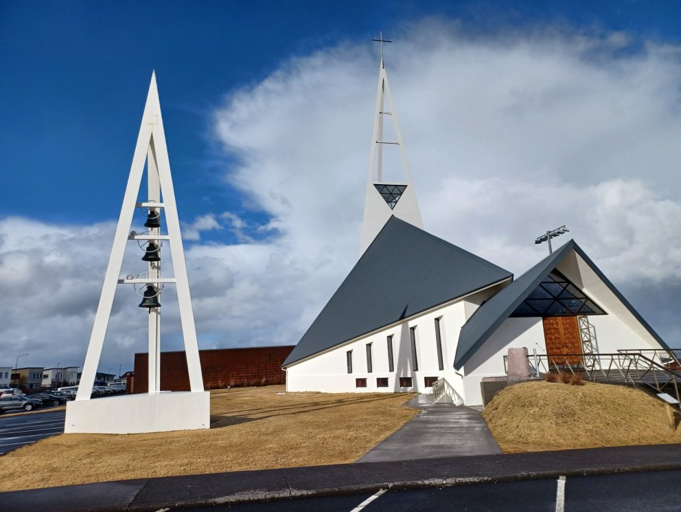 Ólafsvíkurkirkja í skini milli skúra