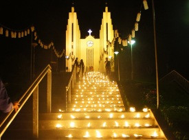 Akureyrarkirkja í friðarbúningi. Mynd: Ragnar Hólm