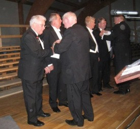 Snorri Guðvarðsson, forseti SÍK, afhendir Ingva Rafni viðurkenninguna