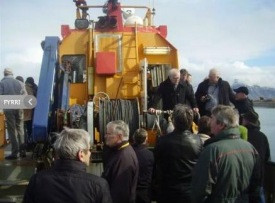 KAG um borð í Birni lóðs, í Hornafjarðarheimsókn vorið 2009