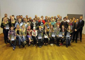 Snorri, formaður KAG, fyrir miðri mynd í hópi styrkþega