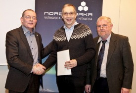 Stjórnarmennirnir Gunnar Páll Ólason og Magnús Ólafsson taka við styrknum úr hendi Helga Jóhannesson…