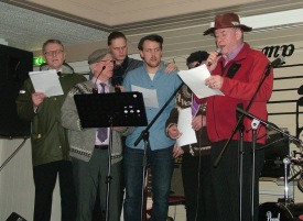 Fyrsti bassi í fínu stuði. Mynd: Sigurgeir Sig.