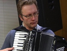 Valmar rokkar á nikkuna með Hvanndalsbræðrum