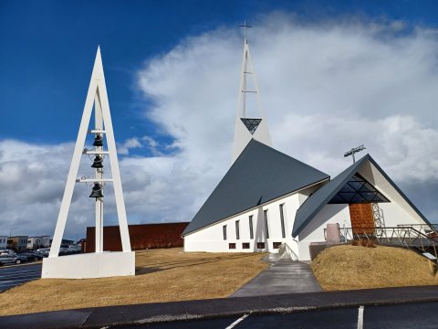 Ólafsvíkurkirkja í skini milli skúra