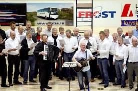 Hljómsveit hússins á fullu blasti!