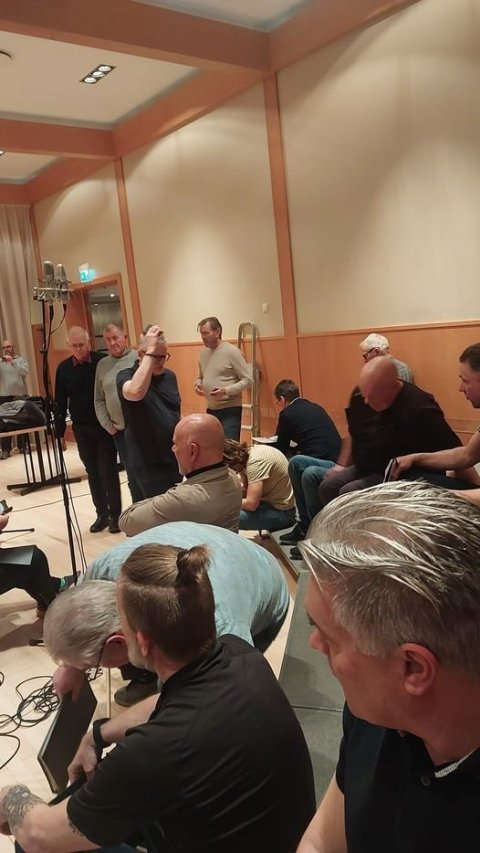 söngmenn í upptökuhléi í nóv 2023