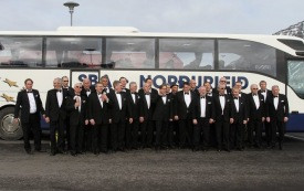 KAG-kallar við fararskjótann sinn á Heklumótinu á Ísafirði. Syngjandi sælir, nema hvað!