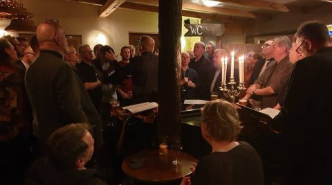 Söngur og gleði á Götubarnum