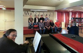 Kristján tuskar annan tenór til. Páll píanisti fylgist með.