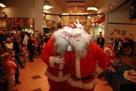 Þessir glaðhlakkalegu jólasveinar á Glerártorgi sungu ekki með KAG þar, en hefðu eflaust sómt sér ve…