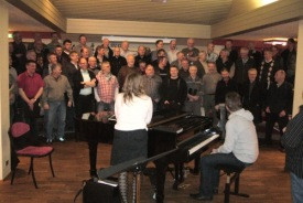 Karlarnir troða sér á pallana í Lóni