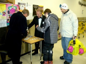 Sigurgeir og Tommi að moka út mottum!