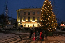 Jólatréð og jólakötturinn á Ráðhústorgi.   Mynd: www.akureyri.is